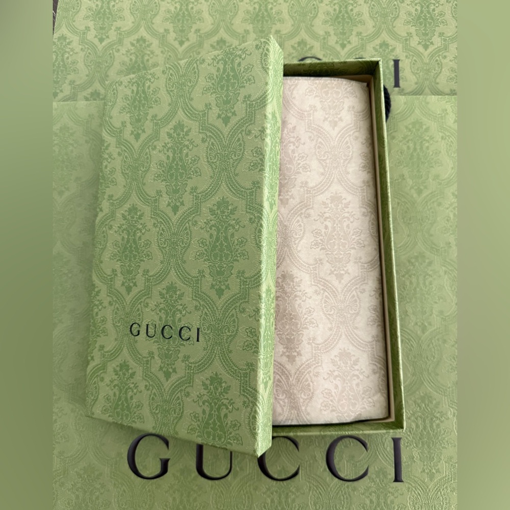 New GUCCI WOOL SCARF/SHAWL💙❤️ - Picture 9 of 10